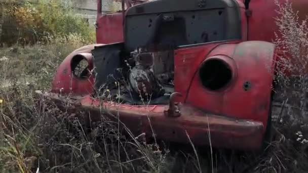 Vista da vicino di vecchia auto arrugginita abbandonata con vernice peeling in piedi in legno all'aperto — Video Stock