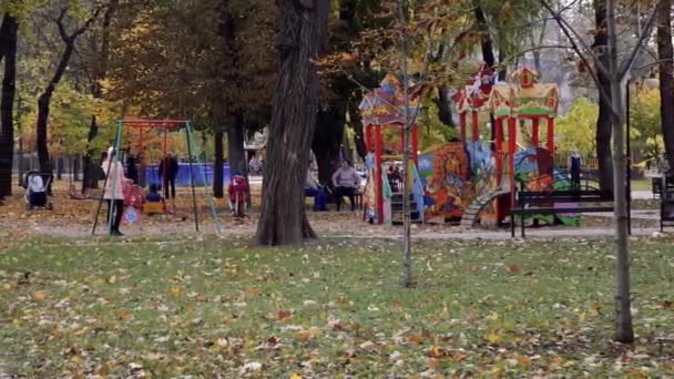 Oroszország.Moszkva 29 szeptember 2019. a szülők gyerekekkel sétálnak a parkban — Stock videók