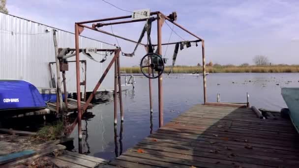 La barca naviga lungo il fiume lungo il molo — Video Stock