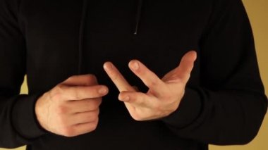 Siyah ceketli bir adam parmaklarını saymaya devam eder.