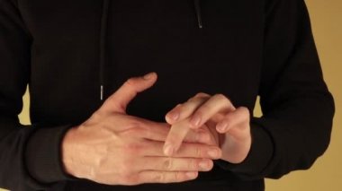 Adam ortadan kaybolan parmağıyla numara yapıyor.