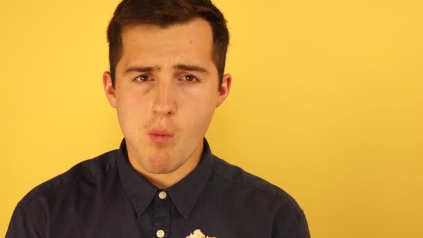 Pessoas casualmente mastigando comida em um fundo laranja — Vídeo de Stock