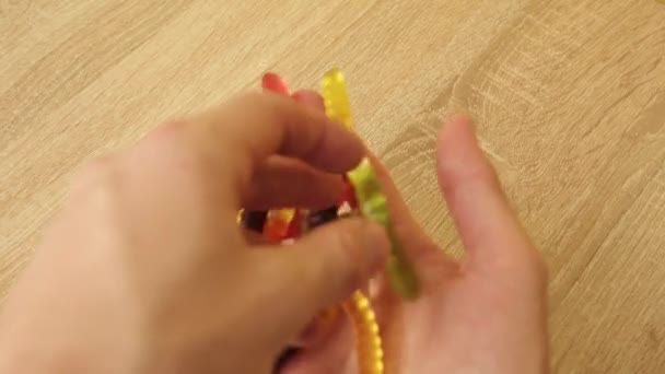Um homem toma um monte de marmelada em sua mão — Vídeo de Stock