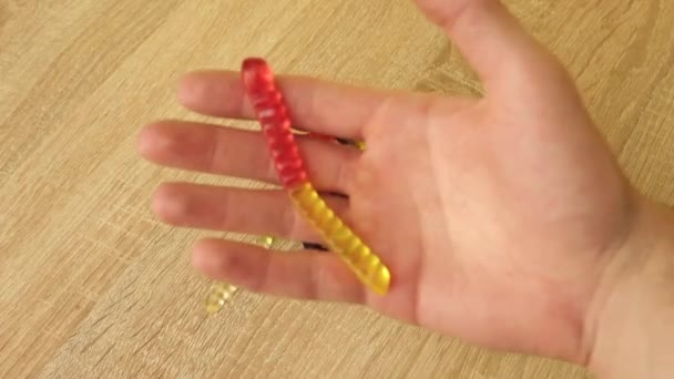 Una mano de hombre sostiene una mermelada en su mano — Vídeos de Stock
