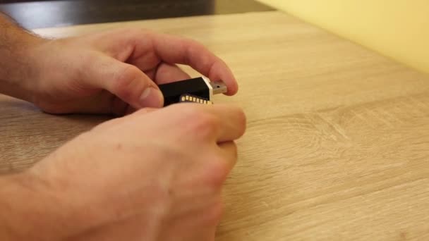 Mano masculina inspeccionar la tarjeta de memoria con adaptador — Vídeo de stock