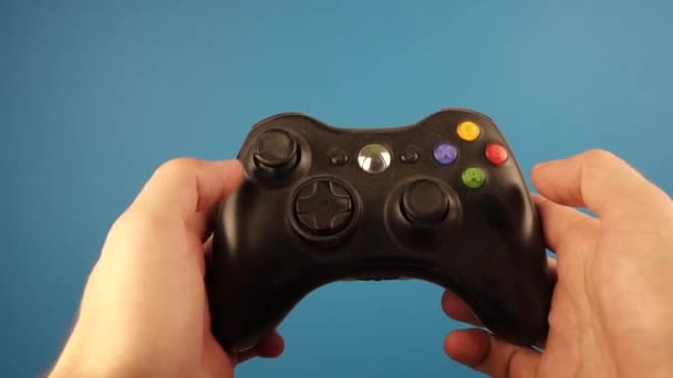 Moskou Rusland 20 september 2019 Twee handen houden de Xbox-controller op een blauwe achtergrond — Stockvideo