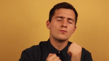 Bej arka planda dans eden adam