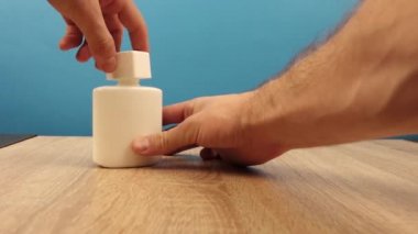 Adam ellerini el kremiyle sarıyor.