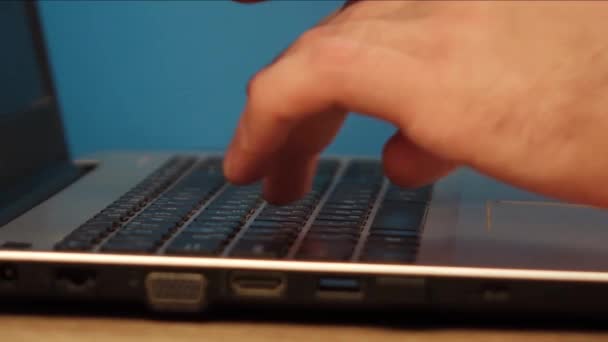 Manos escribiendo en el teclado de la computadora, hombre de negocios que trabaja en el ordenador portátil PC en la oficina — Vídeos de Stock