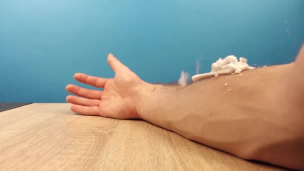 Mann schmiert sich die Hand mit Rasierschaum — Stockvideo