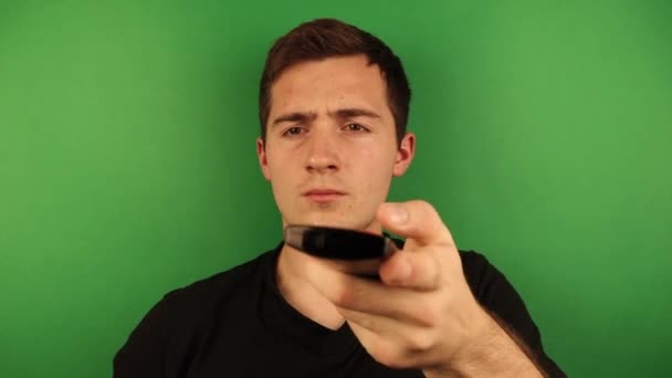 Ein Mann schaltet den Fernseher ein und macht unterschiedliche Emotionen im Gesicht — Stockvideo