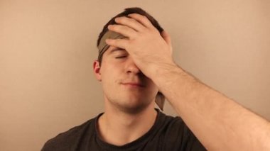 Sade bej arka planda bir adam facepalm