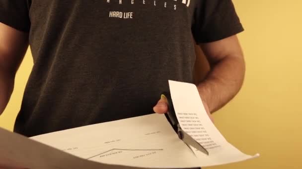 Los angeles california 2 september 2019. close-up der hand mann über das schneiden von weißem papier mit der schere — Stockvideo