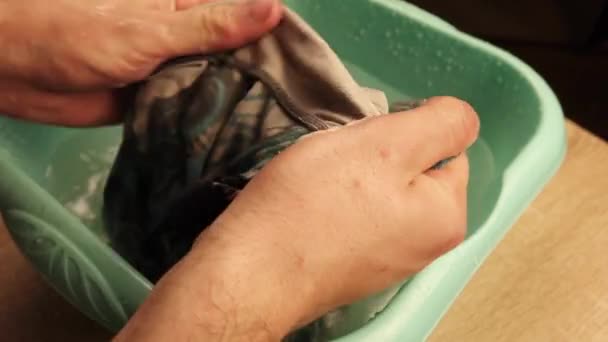 Mens hands wash clothes by hand. — Stock Video