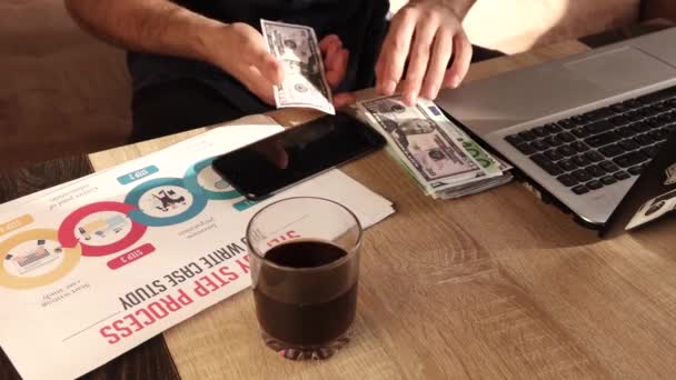 Los angeles California 2 september 2019 a man counts the money sitting at his Desk — Stock Video