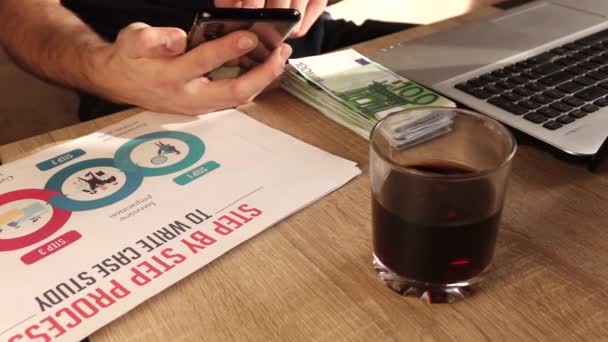 Un homme boit du whisky sur le lieu de travail — Video