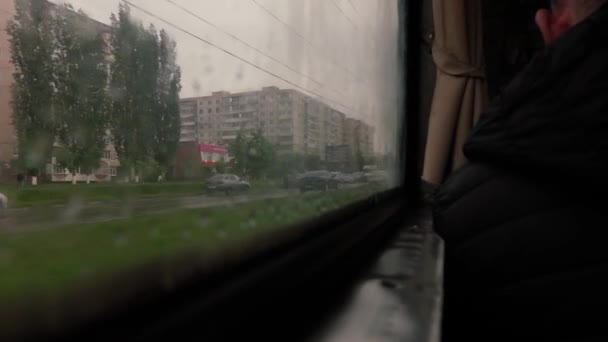 Tram rijdt door de stad tijdens de regen — Stockvideo