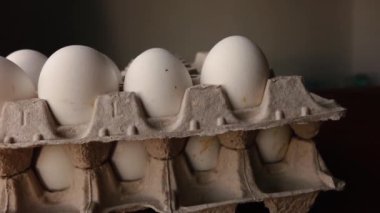 Pakette bir sürü beyaz yumurta var.