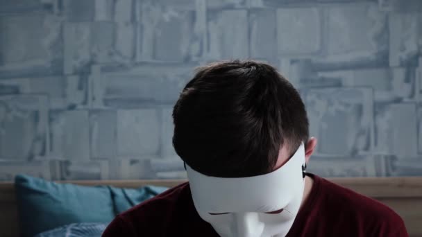Mann mit der weißen Maske blickt auf — Stockvideo