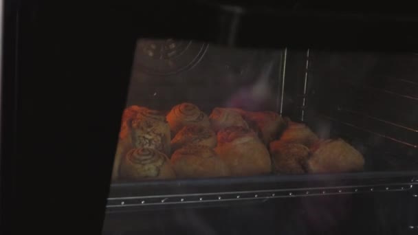 Тесто с корицей в духовке. — стоковое видео