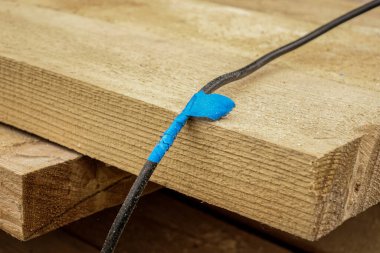 Kesilen tel koli bandıyla geri sarılmış.