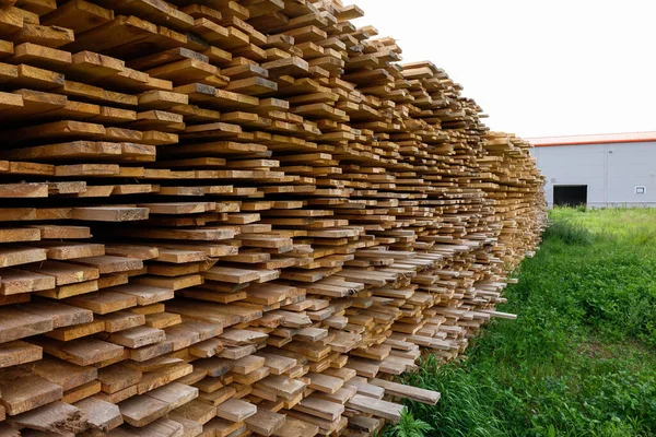 Énorme entrepôt de planches à la scierie — Photo