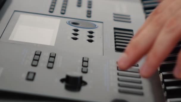 Een persoon zet een synthesizer op — Stockvideo