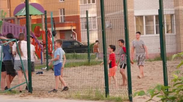 Kinder spielen Ball auf dem Spielplatz. Moskau Russland 1. Juni 2020 — Stockvideo