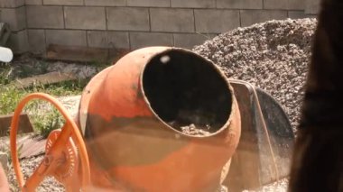 İnşaat Alanları ve Knead Beton Üzerinde Beton Karıştırıcı Çalışması.