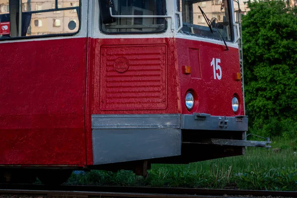 Красный старый трамвай в лесу — стоковое фото