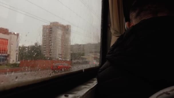 Un hombre monta un tren por las ciudades — Vídeo de stock