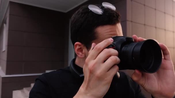 Den manliga fotografen tar sikte och är på väg att ta ett skott — Stockvideo