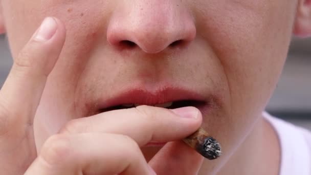 Ο άνθρωπος παίρνει μια τζούρα στο τσιγάρο του. — Αρχείο Βίντεο