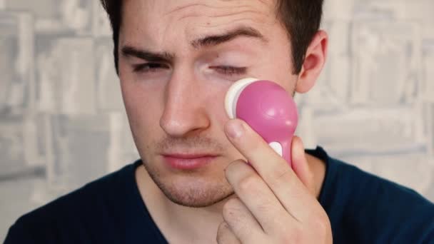 Osoba wykonuje masaż twarzy za pomocą specjalnego urządzenia — Wideo stockowe