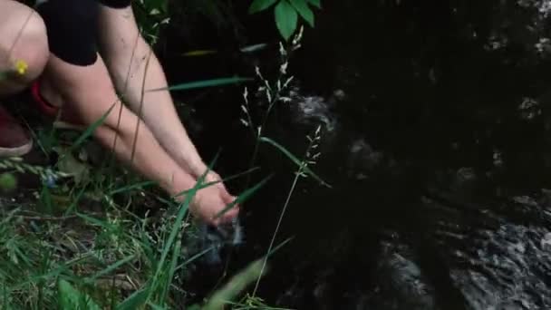 Ένας άντρας πλένεται στο ποτάμι. — Αρχείο Βίντεο