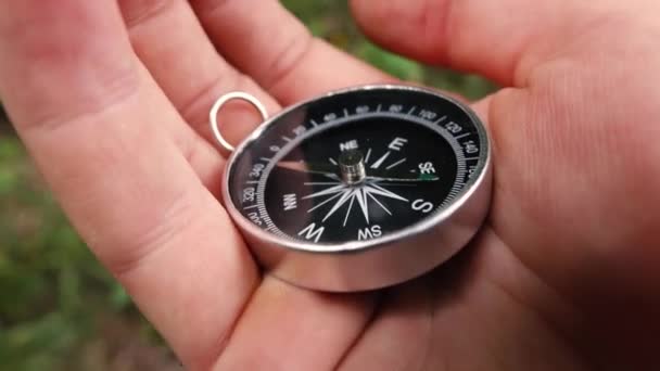 A compass in a mans hand — Stock Video