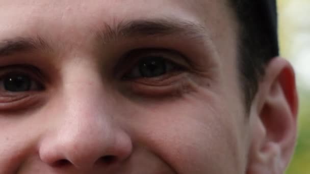 Oczy mężczyzna patrzy w aparat z bliska — Wideo stockowe
