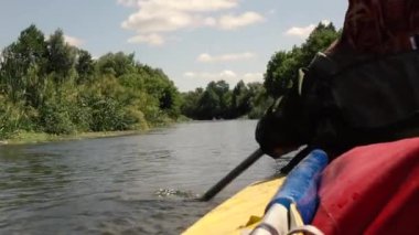 Nehirde bir kişi sallanıyor ve bir kano