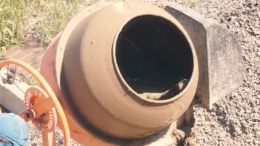 kompakt beton karıştırıcı beton üretir