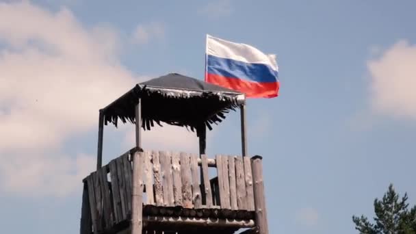 Bandera rusa en una torre de madera — Vídeos de Stock