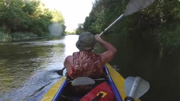 Muž na kajaku na řece — Stock video