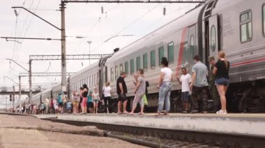 Moskova Rusya Temmuz 12020 Tren durağı ve bir grup insan.