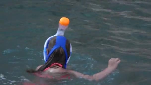 Küçük kız maskeyle denize dalıyor. — Stok video