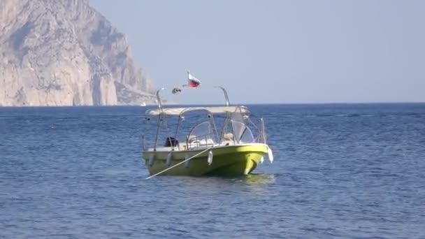 Mała łódź zakotwiczona w morzu — Wideo stockowe