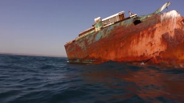 Ένα τεράστιο βυθισμένο πλοίο στη μέση της θάλασσας — Αρχείο Βίντεο