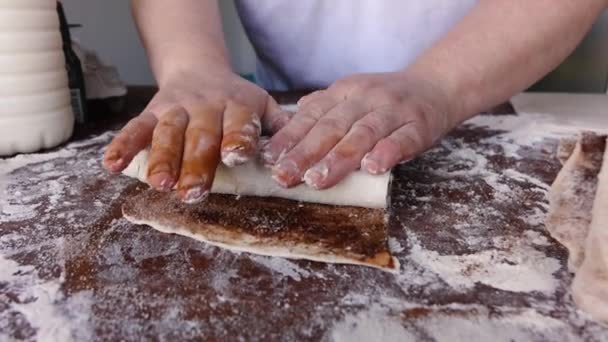 Kocken förbereder en kanelkaka — Stockvideo