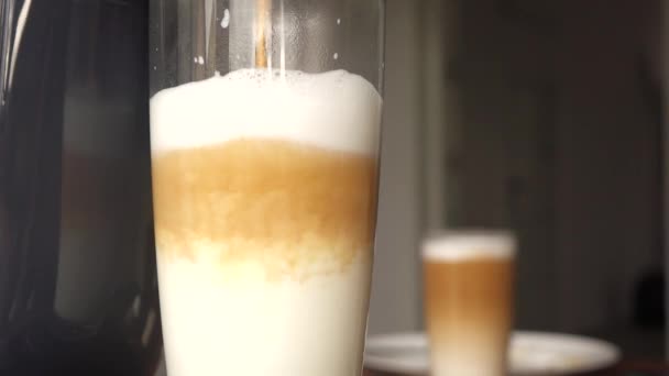 Het koken van een kopje latte in een speciale machine — Stockvideo