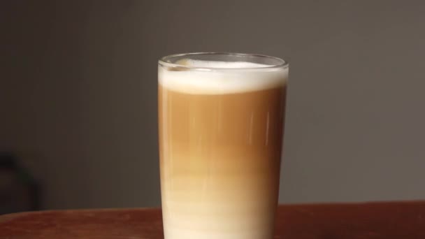 Person gibt Zuckerwürfel zum Kaffee und rührt ihn um — Stockvideo