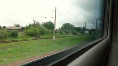 Konut sektöründeki tren penceresinden görünüm