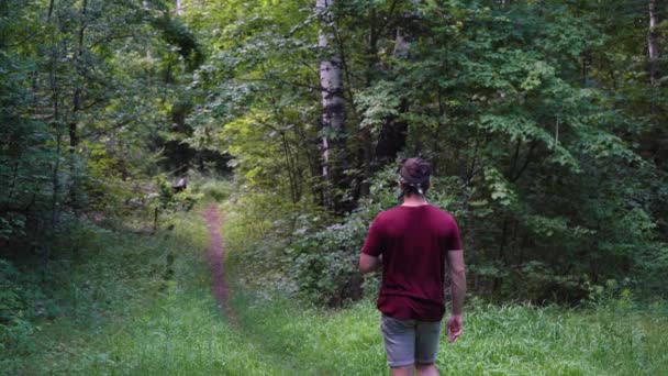 Un homme attrape une connexion dans la forêt — Video